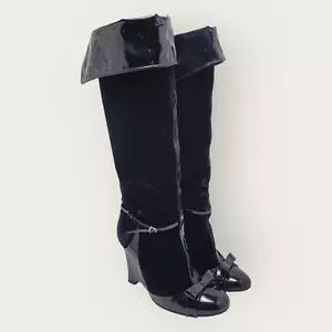 Laurence Dacade Samt Lackleder Schleife Kniehoch Keilabsatz Stiefel Gr. 38 - Bild 1 von 15