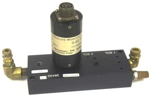 USON TYPE K PRESSURE TRANSDUCER MODEL 455 0-50 PSIG WITH 38432 MANIFOLD - Picture 1 of 4