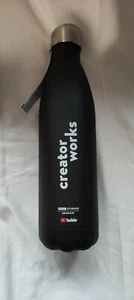 S'well Vakuumisolierte Edelstahl Trinkflasche, 750ml Creator Works Schwarz - Bild 1 von 3