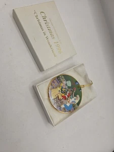 1996 Weihnachten im Wunderland Ornament Grolier Disney Alice Porzellanscheibe 2,5 Zoll - Bild 1 von 3