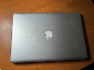 PC portable Apple Macbook A1286 - Photo 1/4