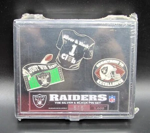 RAIDERS THE SILVER & BLACK PIN SET, Edizione Limitata, Rara, #515 di 3.000, Sigillata - Foto 1 di 6