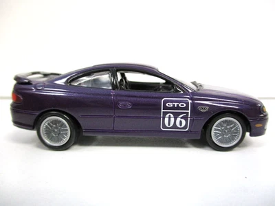 JOHNNY LIGHTNING - WEEKEND RACERS - 2004 PONTIAC GTO (METALLIC PURPLE) - Изображение 1 из 4
