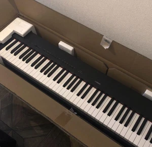 Pianoforte digitale Yamaha P225B 88 tasti azione ponderata suono CFX dal Giappone - Foto 1 di 9