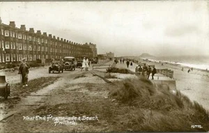 REAL PHOTO POSTCARD OF THE PROMENADE AND BEACH, PWLLHELI, CAERNARFONSHIRE, WALES - Picture 1 of 2