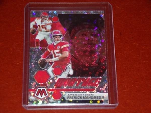 2023 Panini Mosaico Montaggio Mosaico No Huddle Argento Patrick Mahomes II - Foto 1 di 2