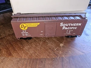SOUTHERN PACIFIC DF FREIGHT CAR,  ACCURAIL, NEW ASSEMBLED - Picture 1 of 6