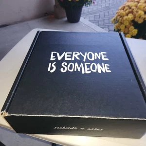 NUEVO Saco y Cenizas Manta Italia Lana y Libro Caja Set Everyone is Someon - Imagen 1 de 6