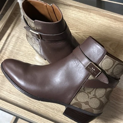 Bota Coach Feminina Dean Couro Signature Tamanho 7.5B Cor Nogueira/Cáqui CC627 - Imagem 1 de 4