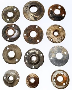 Lotto di 12 antiche pomello porta piastra posteriore collare tondo ottone fuso e ferro rosette - Foto 1 di 7
