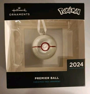 Hallmark Ornament 2024 SDCC Pokemon Premier Ball IN MANO - Foto 1 di 2