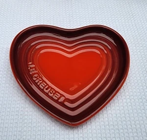 Le Creuset Cerise Cucchiaio a Forma di Cuore in Gres Riposo Utensili 5 in Rosso - Foto 1 di 3