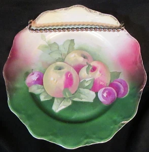 Antiguo plato de porcelana fina pintado a mano de 8 1/2" con fruta con adornos dorados - Imagen 1 de 3