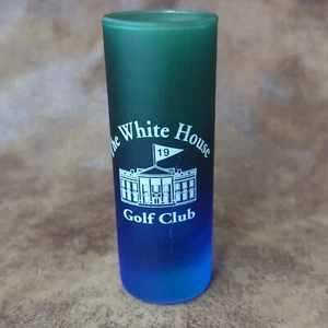 The White House Golfschläger 4" Schnapsglas President blau grün 19. Loch mattiert - Bild 1 von 4