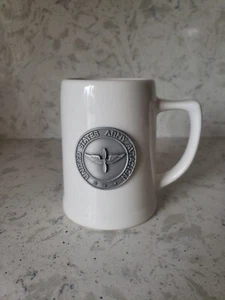 Taza de café blanca de aviación del ejército de los Estados Unidos con emblema de peltre elevado - Imagen 1 de 6