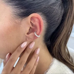 Pendientes brazalete de diamantes cultivados en laboratorio de 1,18 quilates redondos brillantes de oro rosa macizo de 10 quilates - Imagen 1 de 4