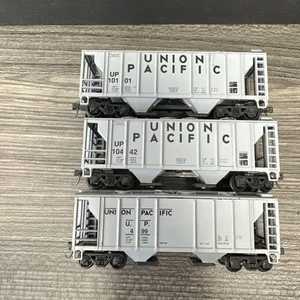 HO Scale Union Pacific Covered Hoppers (3) Cars 1:87 Loose RTR - Picture 1 of 5