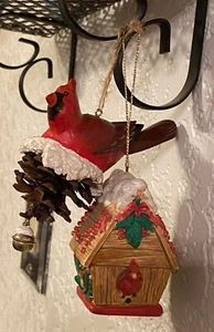 2 Ornamenti Cardinali Rosso Vintage Casetta per Uccellini Cardinali Suona Musica - Foto 1 di 4