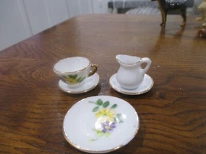 Miniatur 5 teiliges Teeservice Goldrand, weiß mit gelben Blüten - Bild 1 von 6