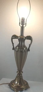 3506M Dale Tiffany Beleuchtung 34" Tischlampe griechischer Urnenstil Messing/hellbraun SCHÖN - Bild 1 von 6