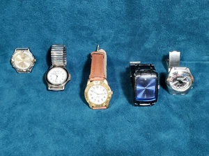 Lotto orologi da polso uomo potrebbero aver bisogno di batterie o riparazioni non testati 5 pezzi - Foto 1 di 8
