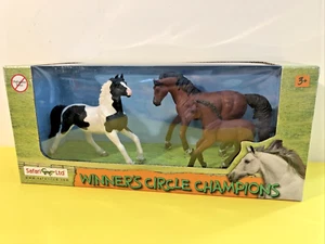 Safari Ltd. Set regalo Winners Circle Champions: Pinto mustang, puledro Morgan e... NUOVO - Foto 1 di 9