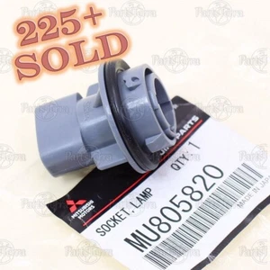 Genuine OEM Mitsubishi Front RH or LH Turn Signal Socket GALANT ECLIPSE ENDEAVOR - Picture 1 of 8