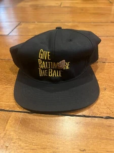 De colección Raro Give Baltimore The Ball Ravens 1992 Deportes Especialidades NFL Sombrero - Imagen 1 de 3