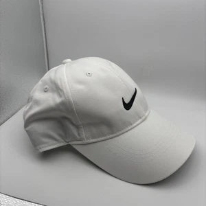 Nike Heritage86 Cappellino Golf Bianco Punti Nero Swoosh Dri-FIT Felpato OSFA LEGGI - Foto 1 di 9
