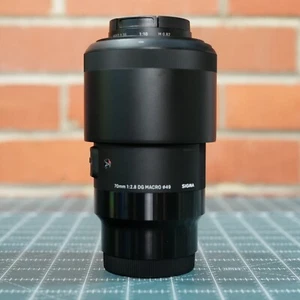 Sigma 70mm f2.8 dg macro art for Sony E-mount with Hood & Caps - Picture 1 of 8