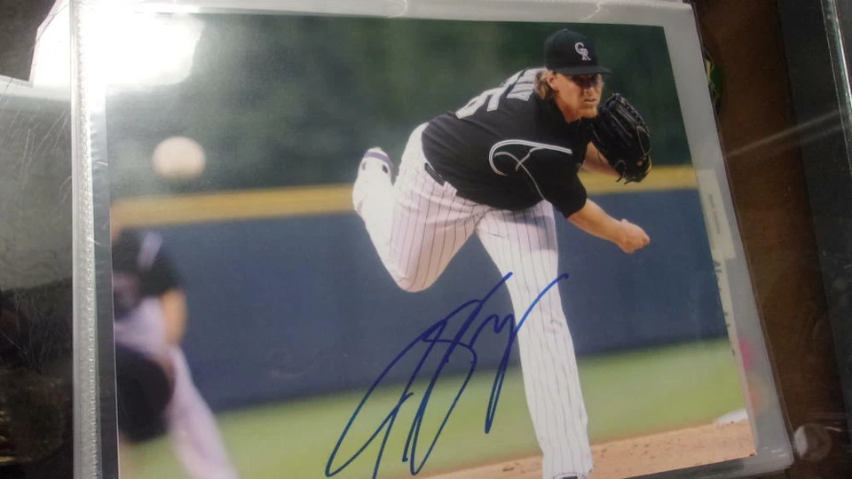 Foto firmada por Jon Gray de los Rockies de Colorado 8x10 certificado de autenticidad 2    Foto 1 de 1