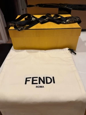 CAJA FENDI 12" X 8" X 4" CON 2 BOLSAS ANTIPOLVO 11" X 13" CINTA NAVIDEÑA Foto 1 de 4