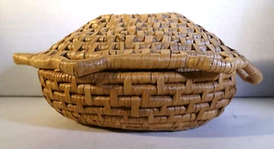 xbb306 -- HANDMADE COIL COVERED ETHNOGRAPHIC BASKET WITH LID 3 x 8 in. - Foto 1 di 9