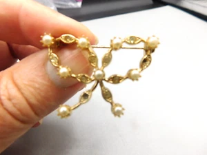 DAINTY BOW BROOCH/PIN. FAUX PEARLS &RHINESTONES - Picture 1 of 3