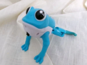 hopping blue frog, works great, comes with batteries (TUV) - Picture 1 of 3
