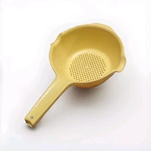 Vintage Rubbermaid #2930 1 Quart Light Yellow 2 Spout Strainer Colander w Handle - Picture 1 of 4