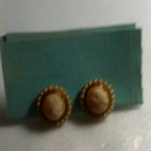 1940 Cameo screw on back with pearls accent. - Picture 1 of 2