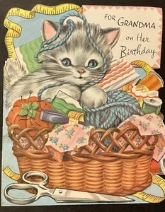 Vintage Geburtstagskarte entzückendes kleines graues Kätzchen im Nähkorb für Oma - Bild 1 von 4