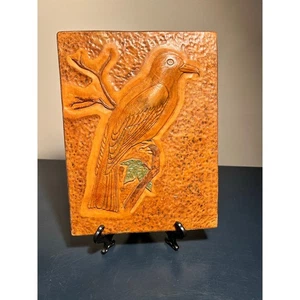 Obra de arte vintage de cuero tooled pájaro en rama - Imagen 1 de 10