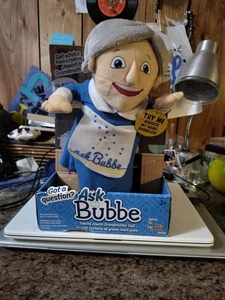Bambola Ask Bubbe la nonna ebrea parlante 2016 - Nuova con scatola  - Foto 1 di 7