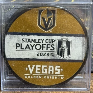 Vegas Golden Knights 2023 Stanley Cup Playoffs NHL Gold Glitter Puck - Foto 1 di 4
