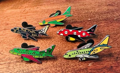 JUEGO DE 5 PINES MICKEY OCULTO AVIÓN ELLIOT CHASER NARANJA PÁJARO LUMIERE AVIÓN DISNEY Foto 1 de 3