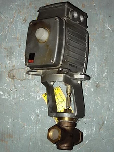 1" JOHNSON CONTROLS #VB-3754-5 BRONZE CONTROL VALVE w/ PENN #M82JAA-1 ACTUATOR - Picture 1 of 6