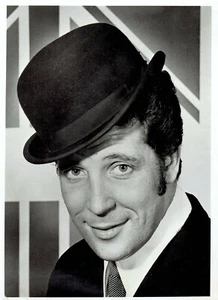 1969 Vintage Photo Tom Jones poses wearing top-hot in ABC-TV "This Is Tom Jones" - Picture 1 of 2