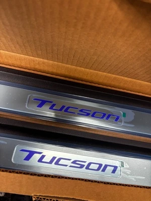 PLACAS RASPADURAS PUERTA HYUNDAI TUCSON CWF69AU000 ILUMINADAS Foto 1 de 4