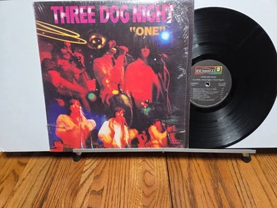 ROCK/ THREE DOG NIGHT/ VERY GOOD CONDTION 1968 DUNHILL STEREO TITLE "ONE" - Image 1 of 2