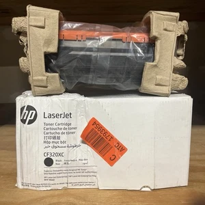 Neu Original HP CF320XC Schwarz Toner. Kartonschaden, Patrone ist versiegelt und unversehrt - Bild 1 von 3