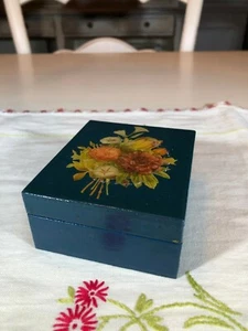 Vintage Holzkiste mit Deckel, blau mit Decoupaged Blumenstrauß - Bild 1 von 10