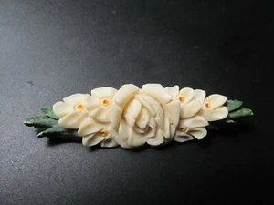 Vintage weiße Blume mit bemalten grünen Blättern Anstecknadel Brosche - Bild 1 von 7