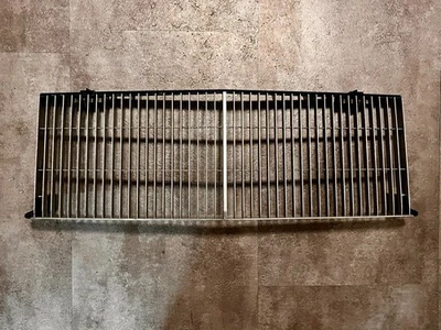 REJILLA CHRYSLER LEBARON 82-86 ORIGINAL DE COLECCIÓN 4103363 ORIGINAL OEM USADA Foto 1 de 4